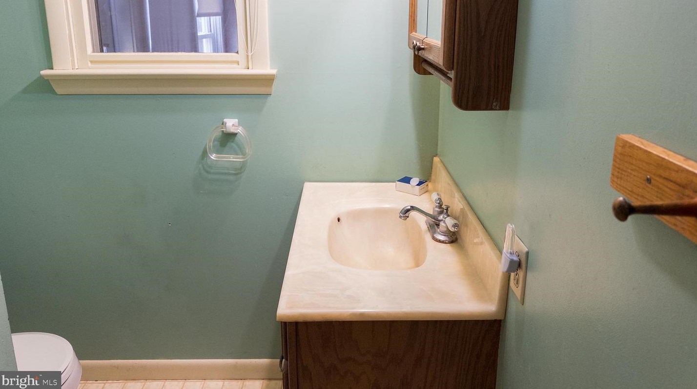 2947 Schoolhouse Rd, Hbg Inter Airp PA  17057-3545 exterior