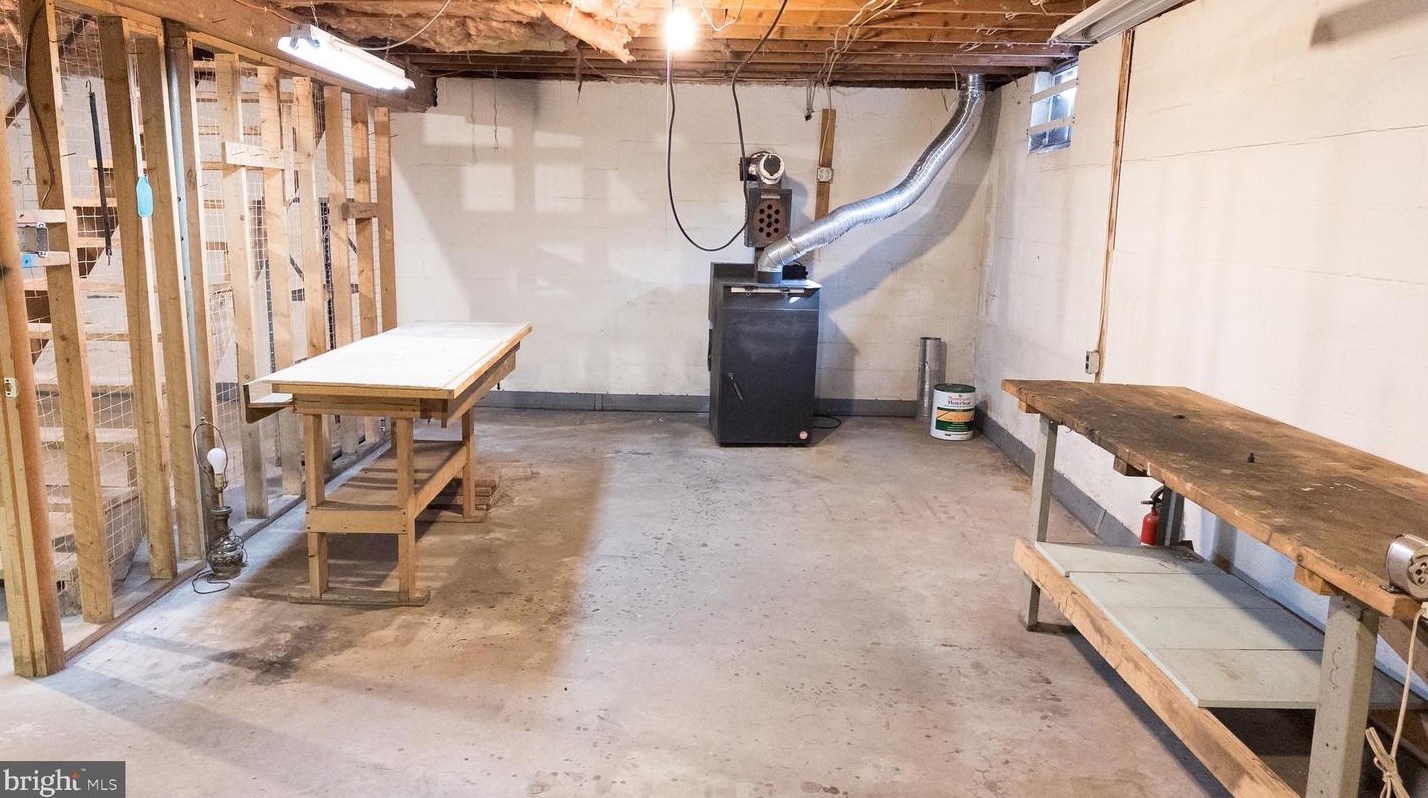 2947 Schoolhouse Rd, Hbg Inter Airp PA  17057-3545 exterior