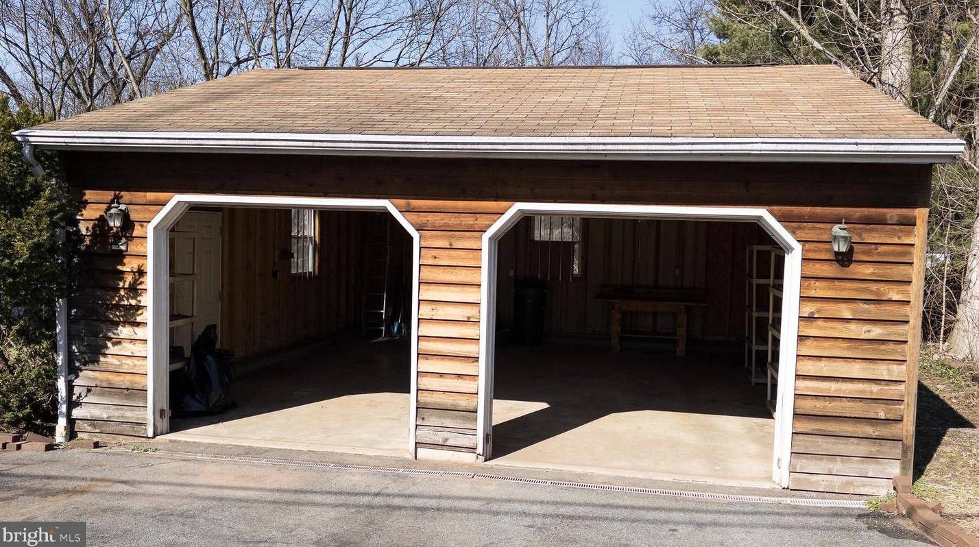 2947 Schoolhouse Rd, Hbg Inter Airp PA  17057-3545 exterior