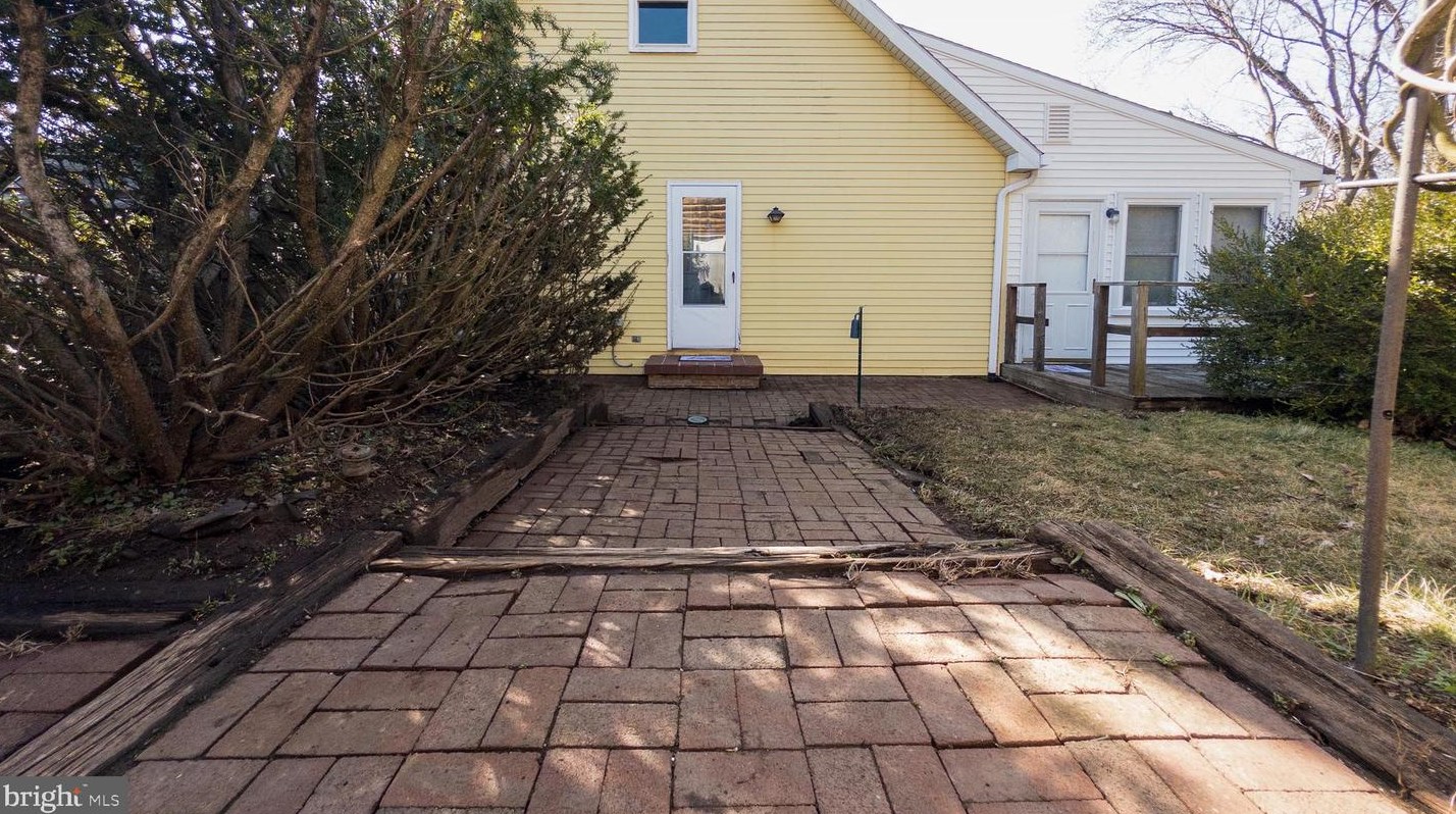 2947 Schoolhouse Rd, Hbg Inter Airp PA  17057-3545 exterior