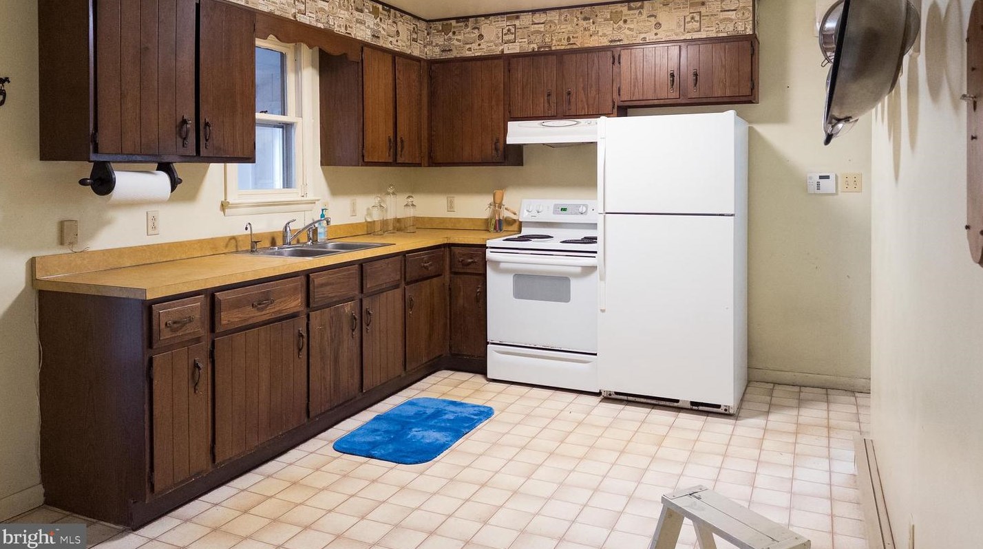 2947 Schoolhouse Rd, Hbg Inter Airp PA  17057-3545 exterior