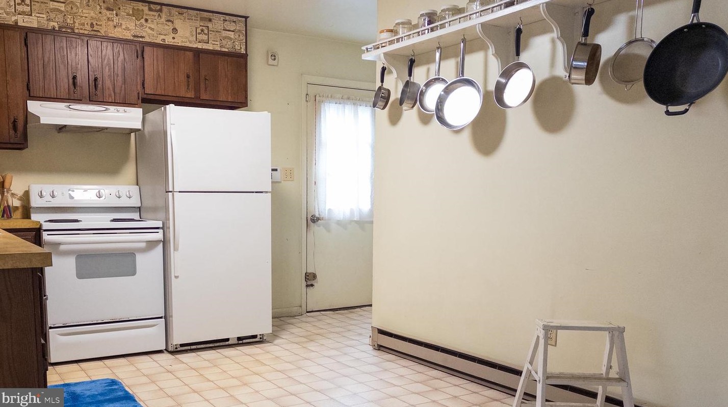 2947 Schoolhouse Rd, Hbg Inter Airp PA  17057-3545 exterior