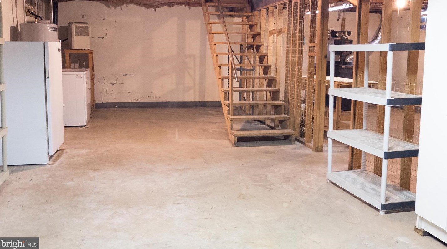 2947 Schoolhouse Rd, Hbg Inter Airp PA  17057-3545 exterior