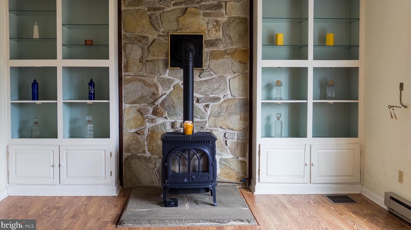 2947 Schoolhouse Rd, Hbg Inter Airp PA  17057-3545 exterior