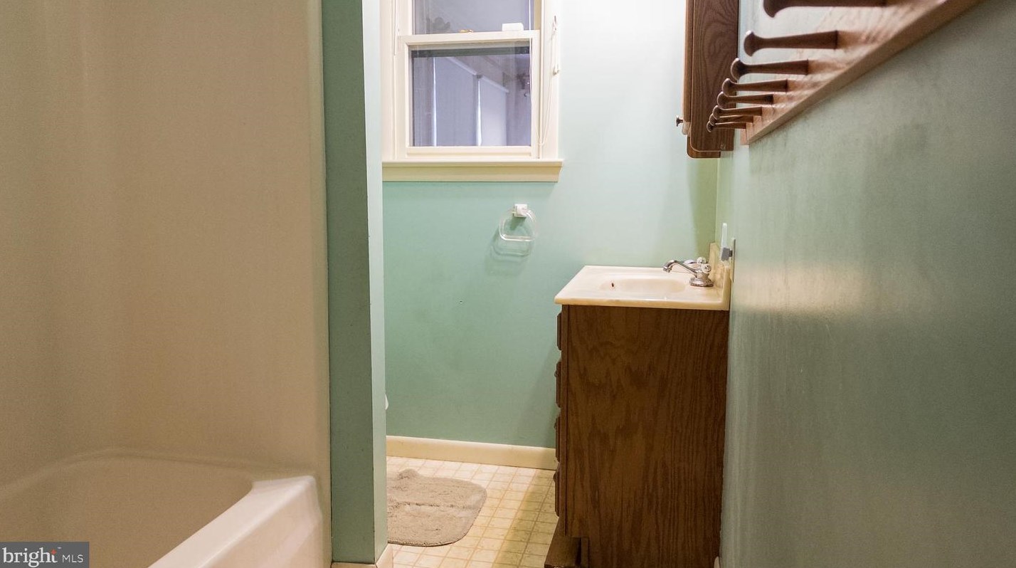 2947 Schoolhouse Rd, Hbg Inter Airp PA  17057-3545 exterior