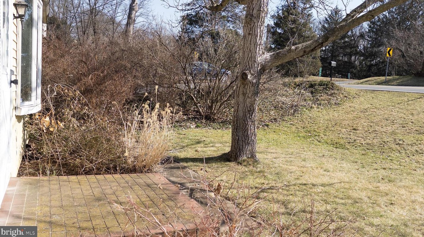 2947 Schoolhouse Rd, Hbg Inter Airp PA  17057-3545 exterior