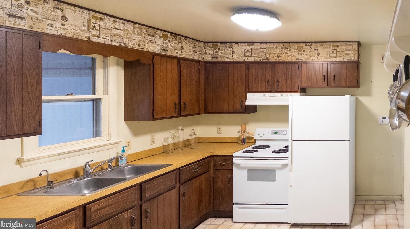 2947 Schoolhouse Rd, Hbg Inter Airp PA  17057-3545 exterior