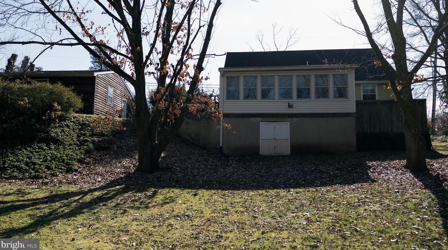 2947 Schoolhouse Rd, Hbg Inter Airp PA  17057-3545 exterior