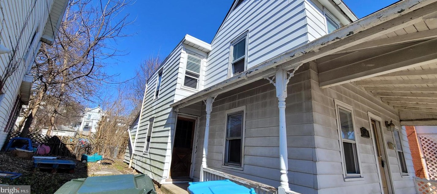 240 Penn St, Highspire, PA 17034
