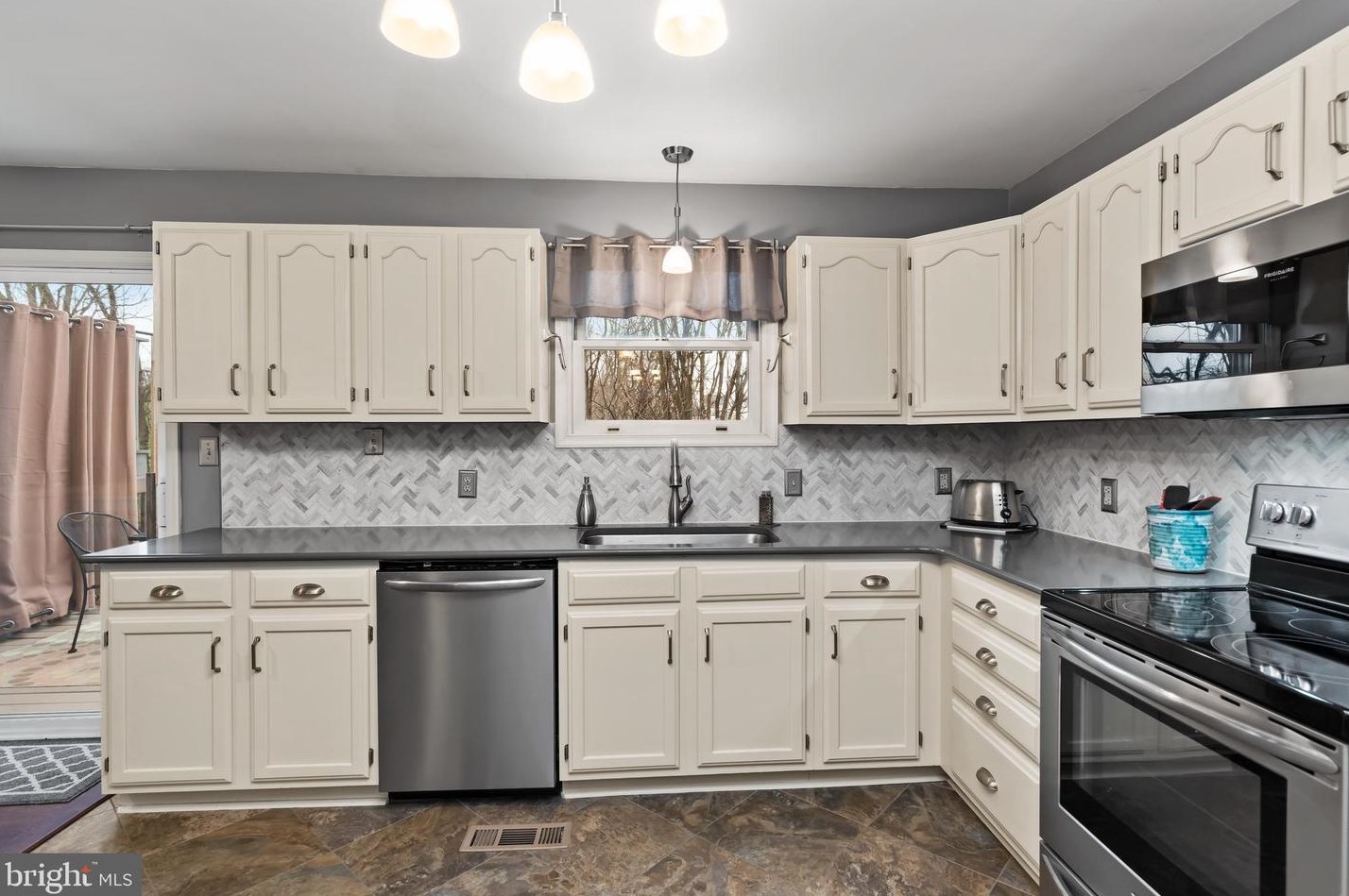 125 Chartwood Dr, Harrisburg, PA 17111