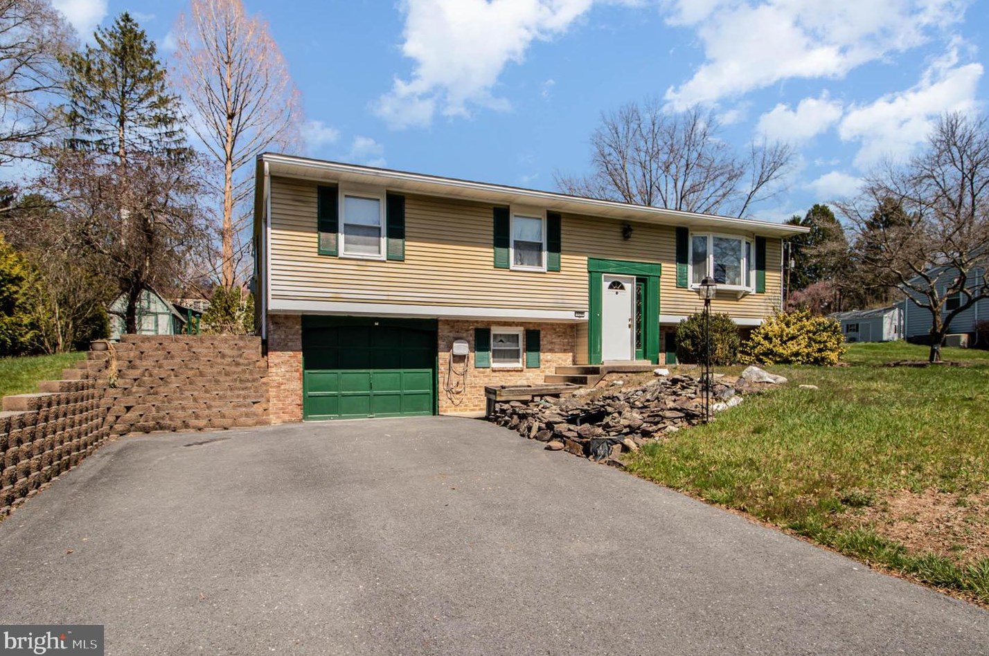 320 Fried Dr, Water Gap, PA 17018