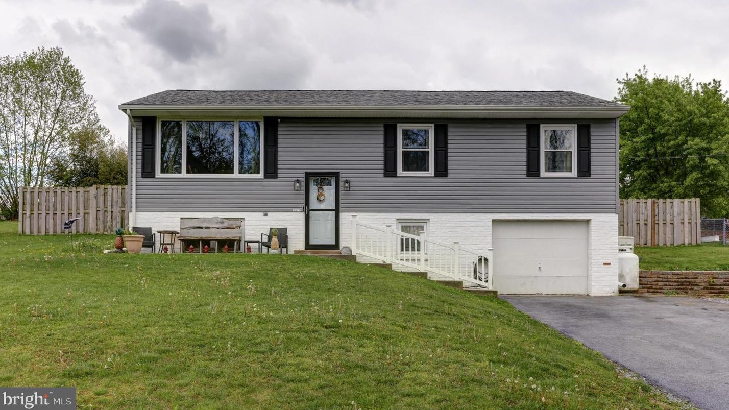 7935 Rider Ln, Hummelstown, PA 17036