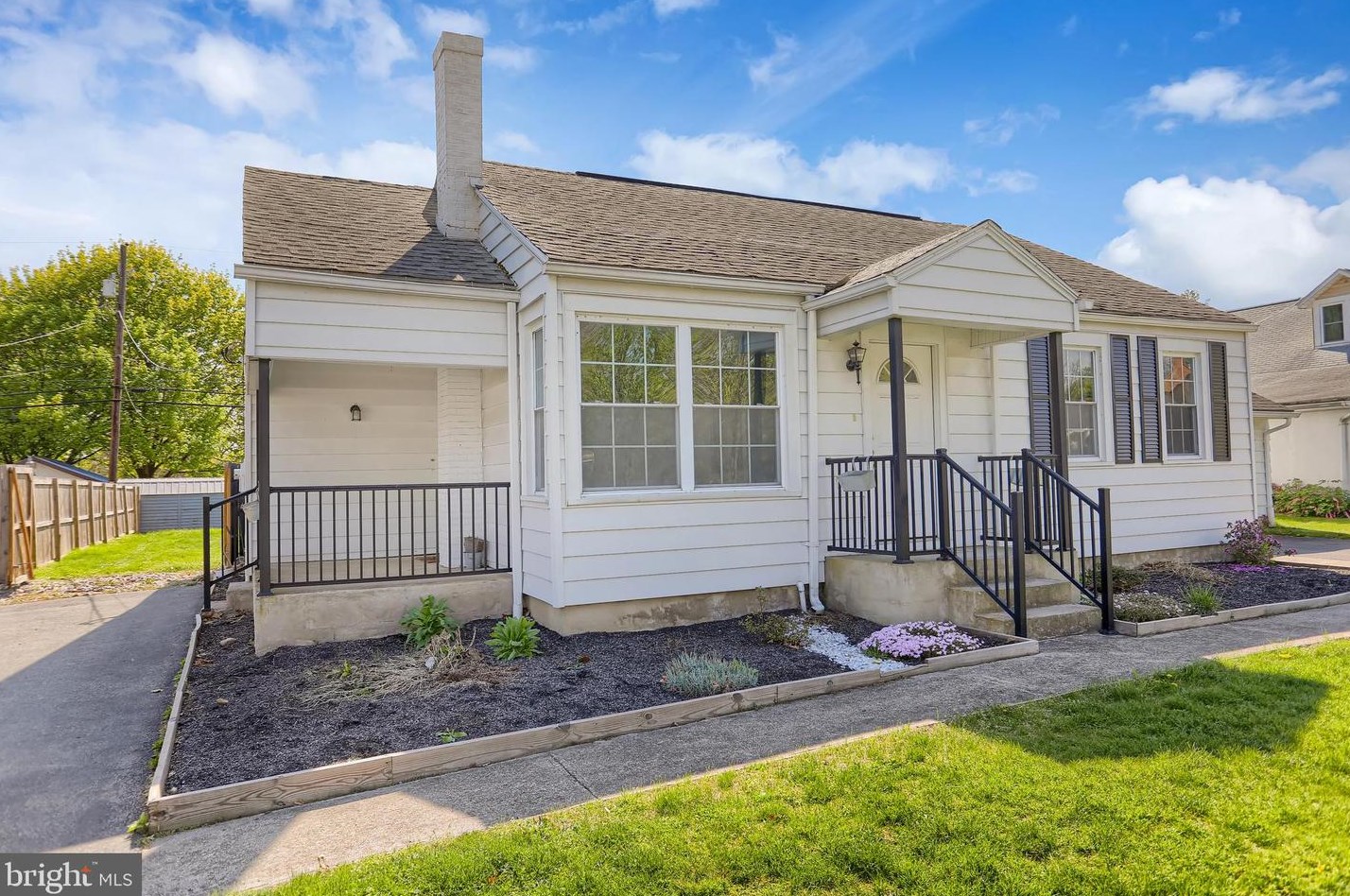 1014 River Rd, Powells Vly, PA 17032-8941