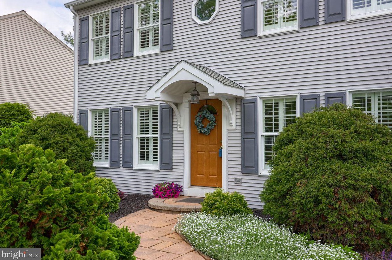 2061 Southpoint Dr, Hummelstown, PA 17036