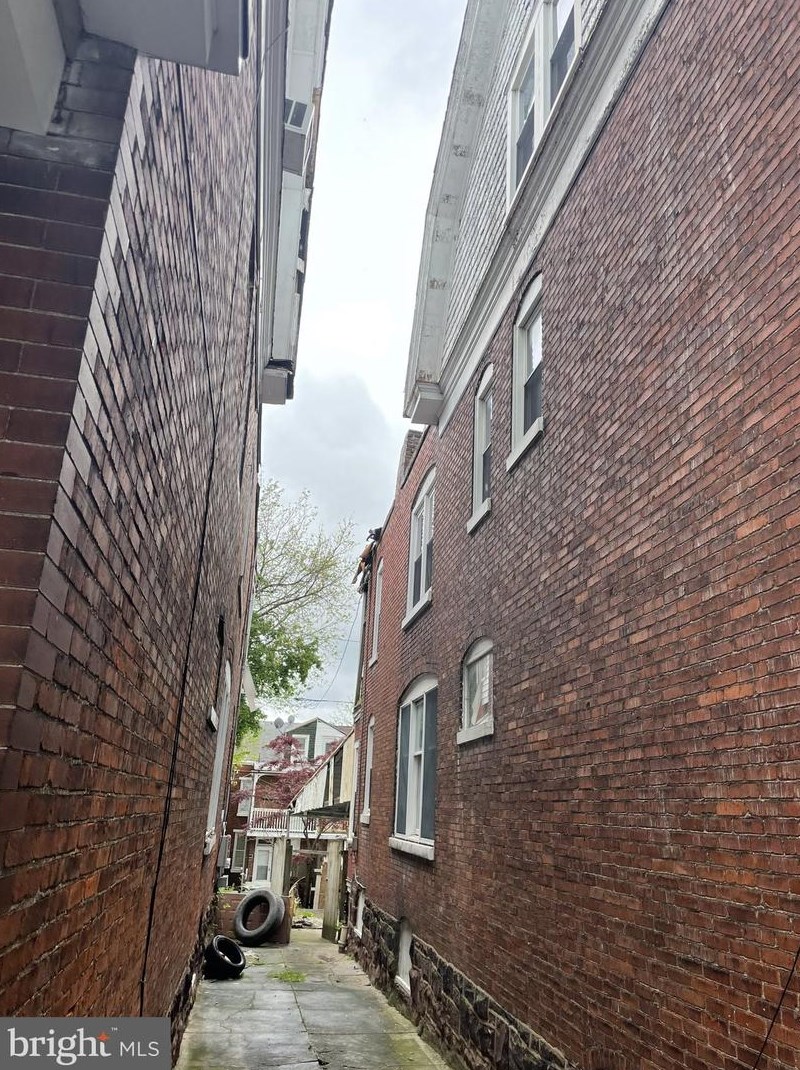 2240 4th St, Harrisburg, PA 17110-2303