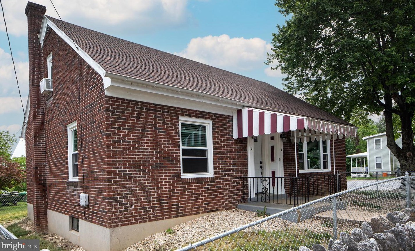 8 W Main St, Swatara, PA 17033