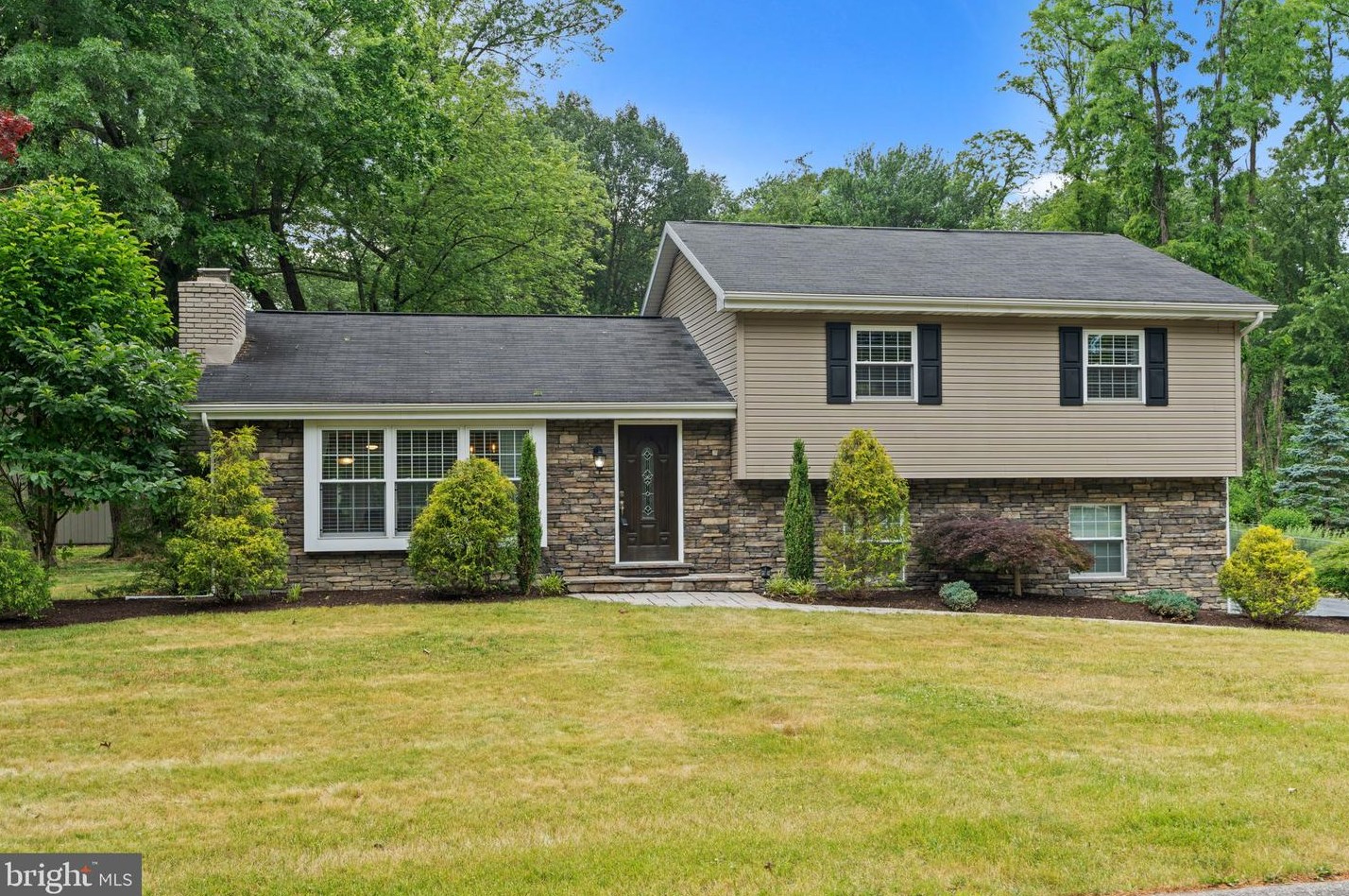 1341 Edgewood Dr, Hummelstown, PA 17036