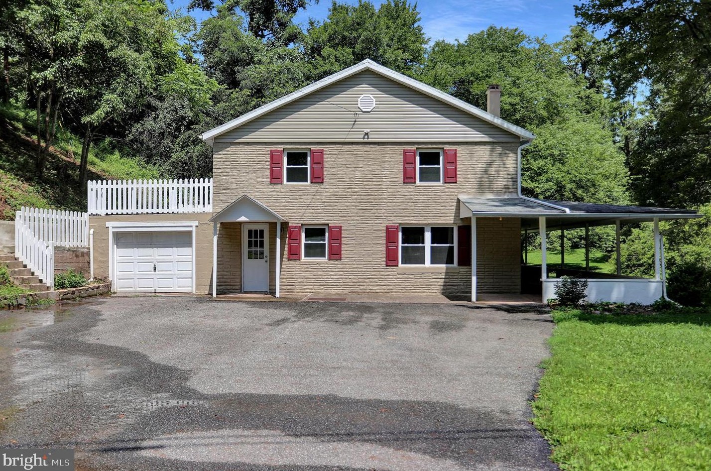 352 Mcclellan Rd, Powells Vly, PA 17032-8933