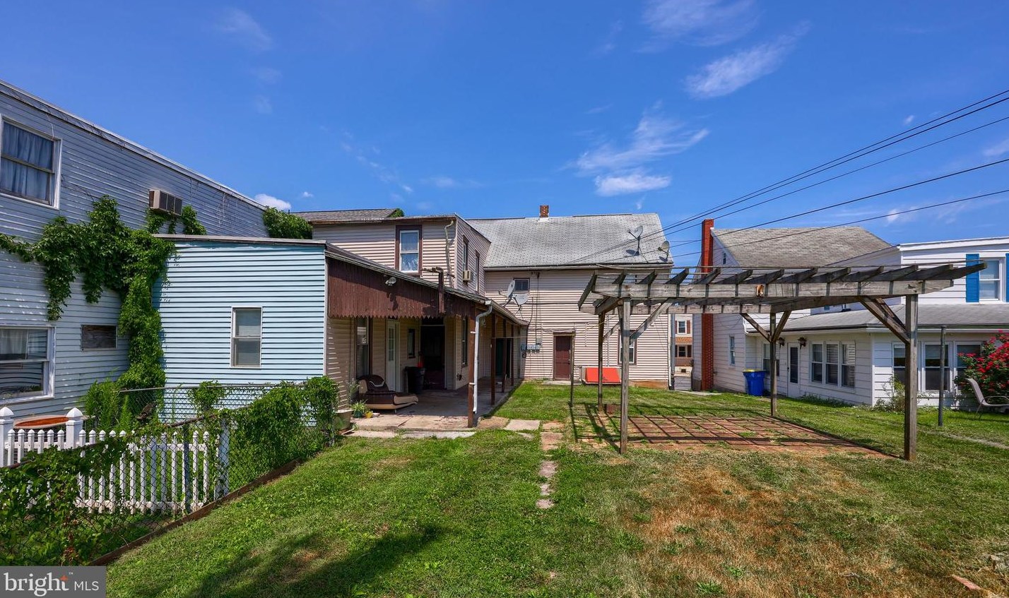 132 Main St, Hbg Inter Airp PA  17057-1215 exterior