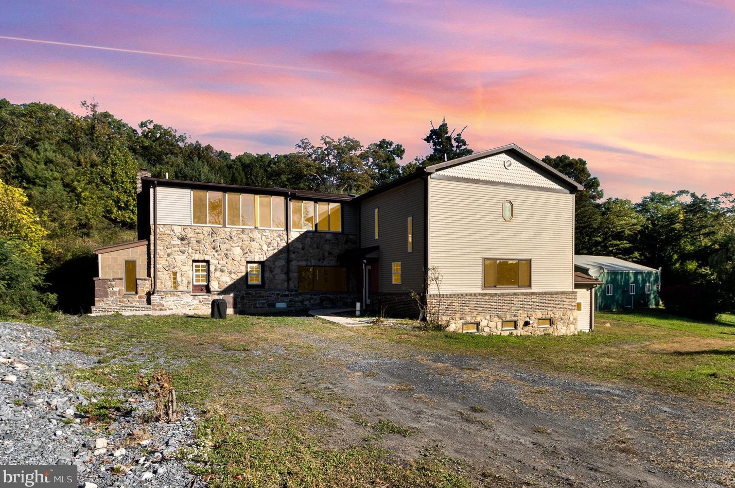 941 Mountain Rd, Water Gap, PA 17018