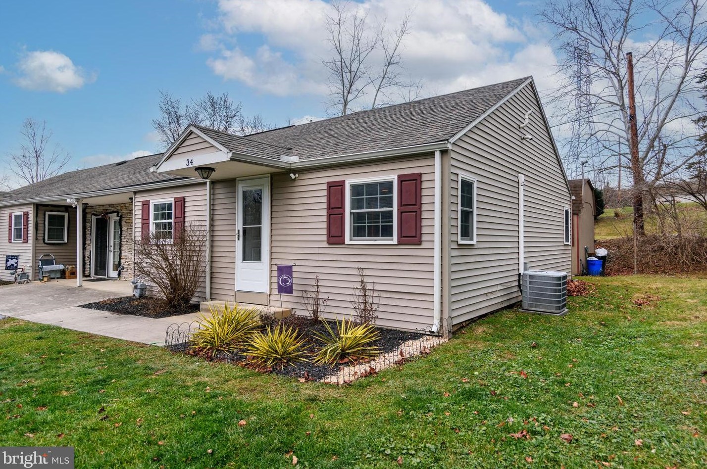 34 Village Rd, Hummelstown, PA 17036