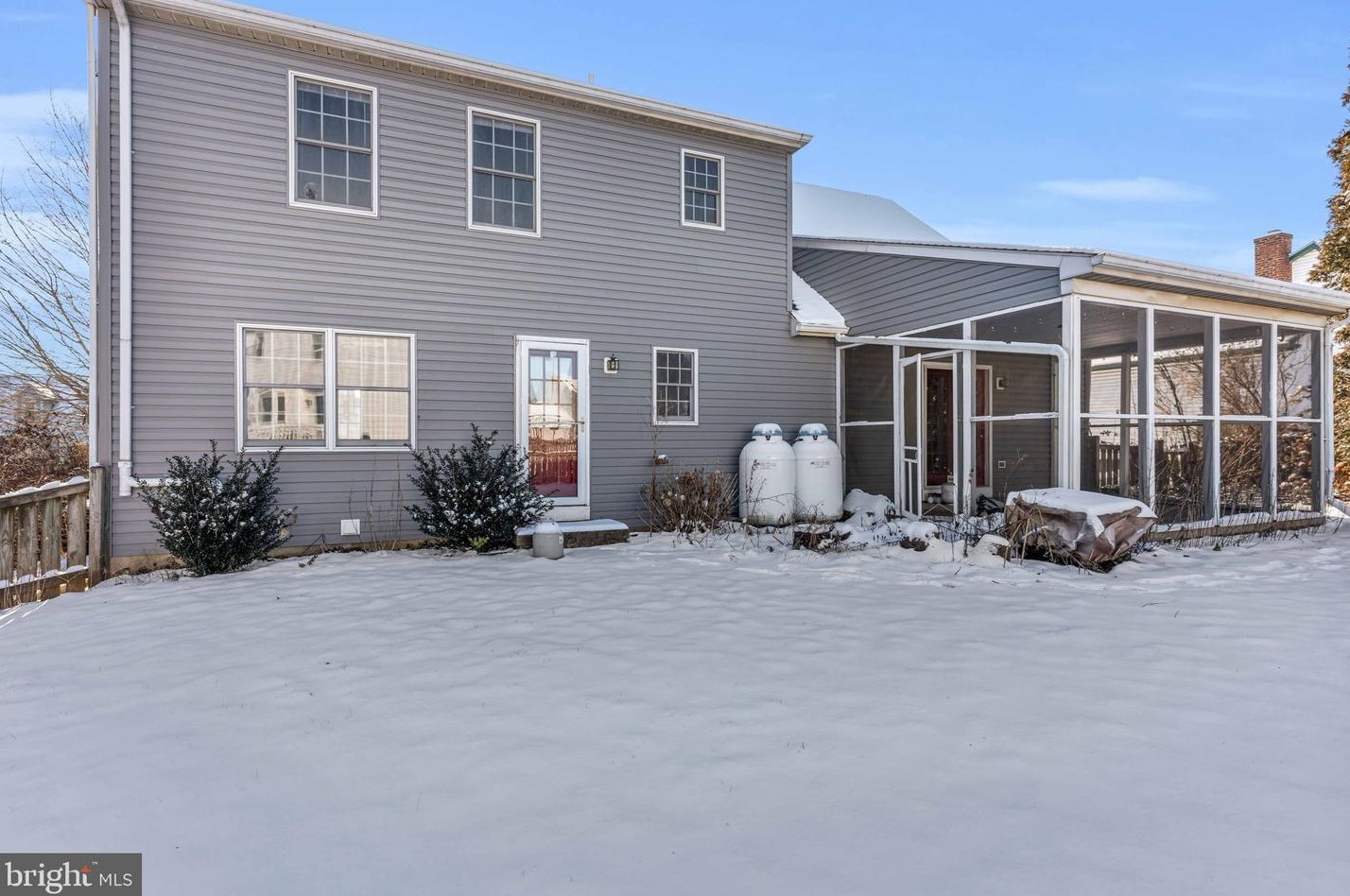 2049 Southpoint Dr, Hummelstown PA  17036-8946 exterior