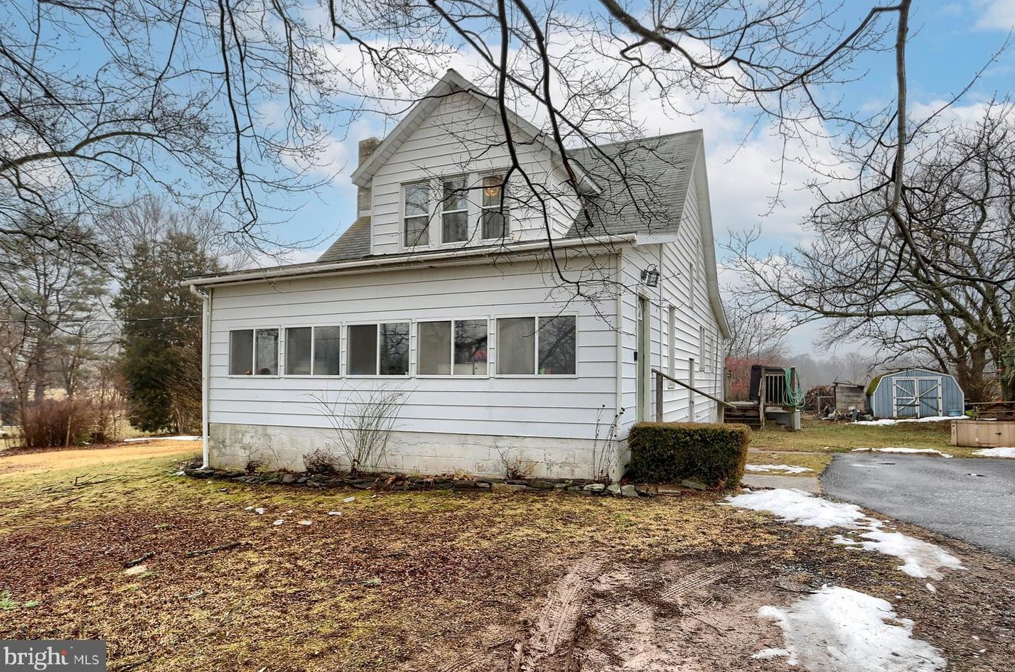 1555 Pheasant Hill Rd, Water Gap, PA 17018
