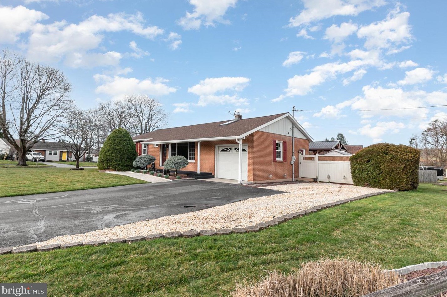 8 Midland Ct, Hbg Inter Airp, PA 17057-3012
