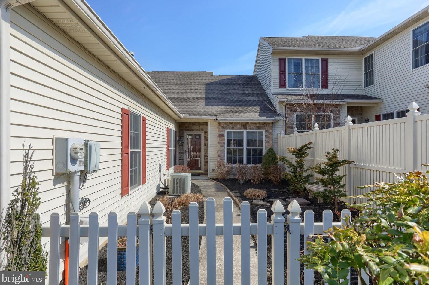 2267 Southpoint Dr, Hummelstown, PA 17036