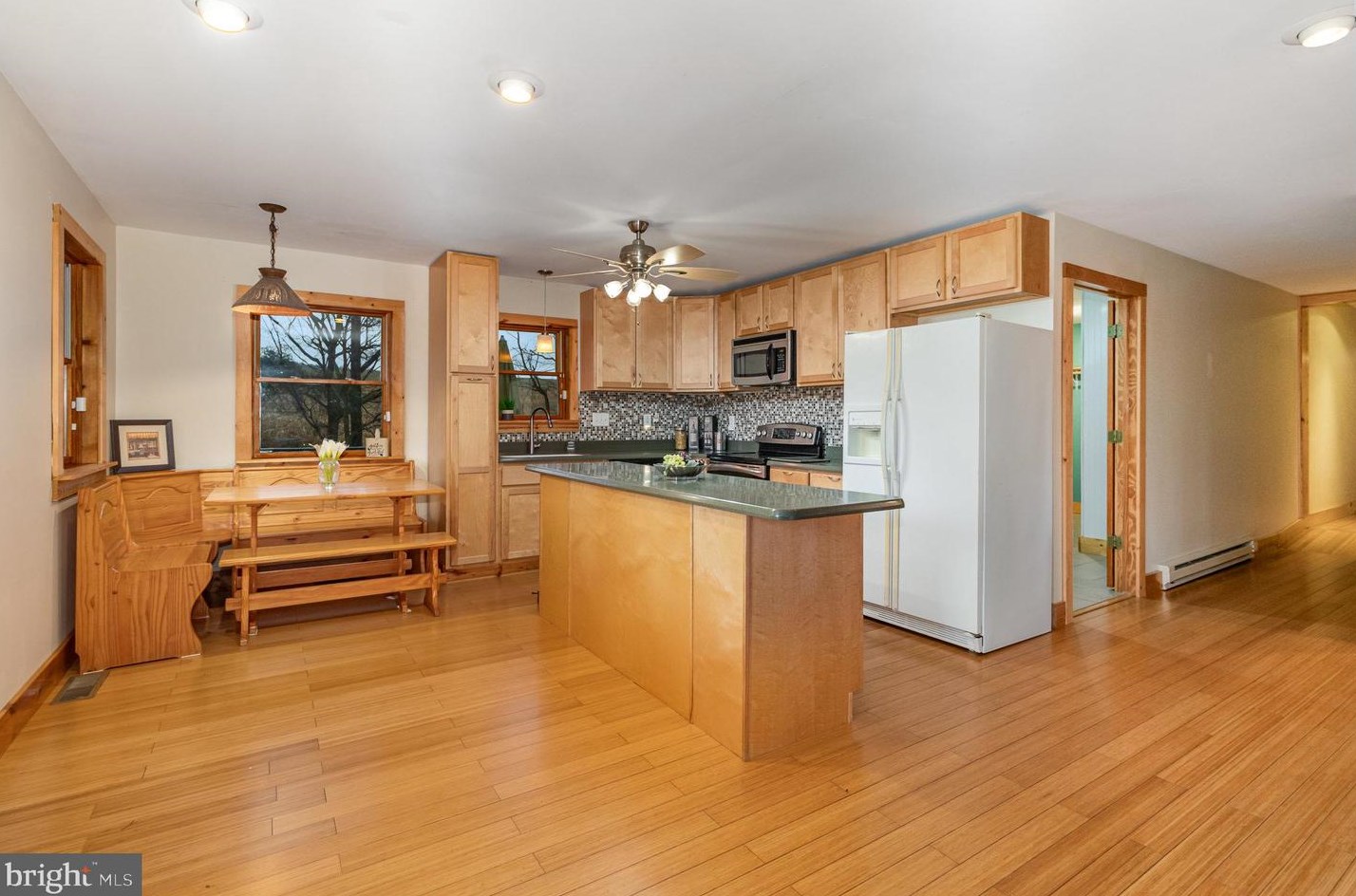 74 Creek Rd, Powells Vly, PA 17032