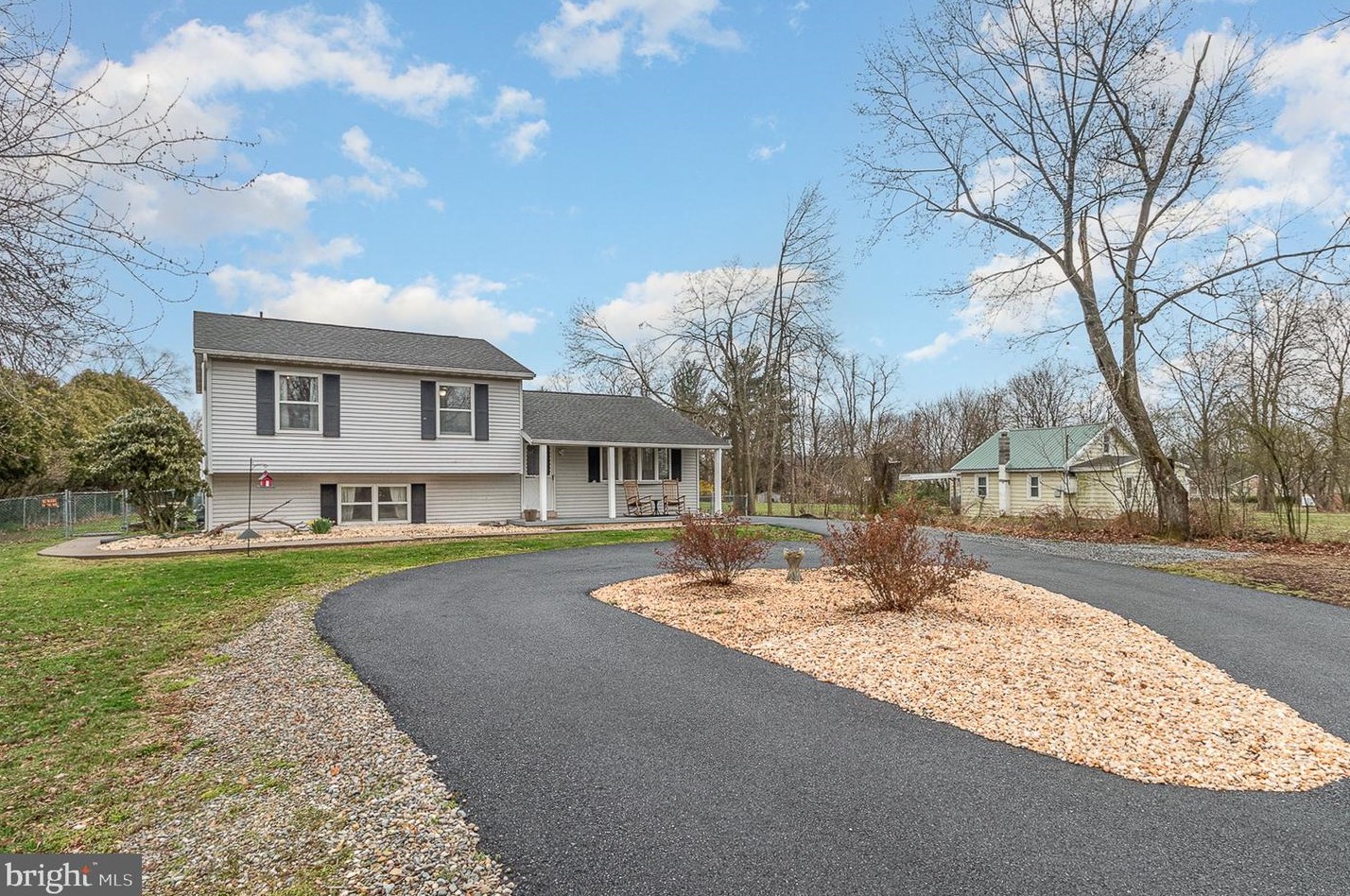1241 Colonial Club Dr, Harrisburg, PA 17112-1514