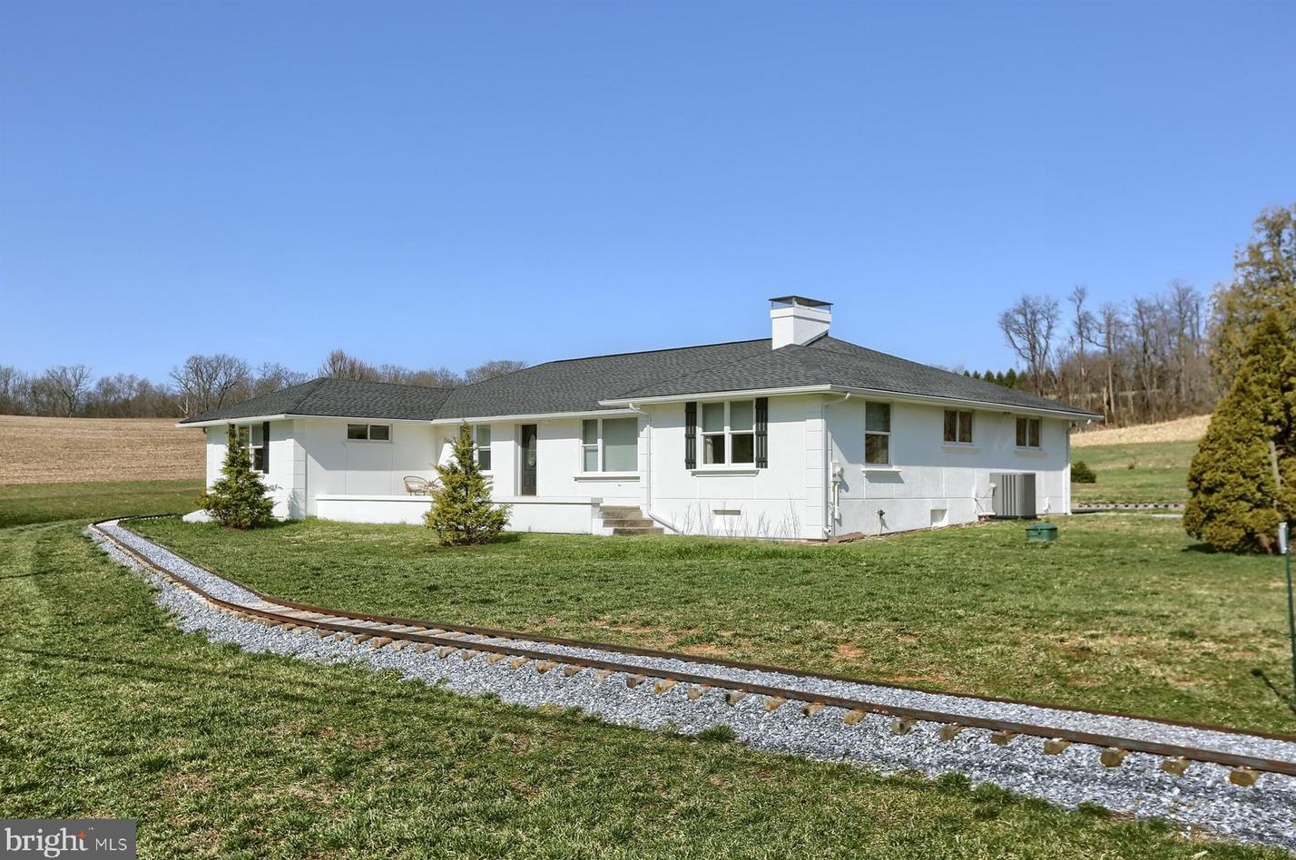 474 Mountain Rd, Powells Vly, PA 17032