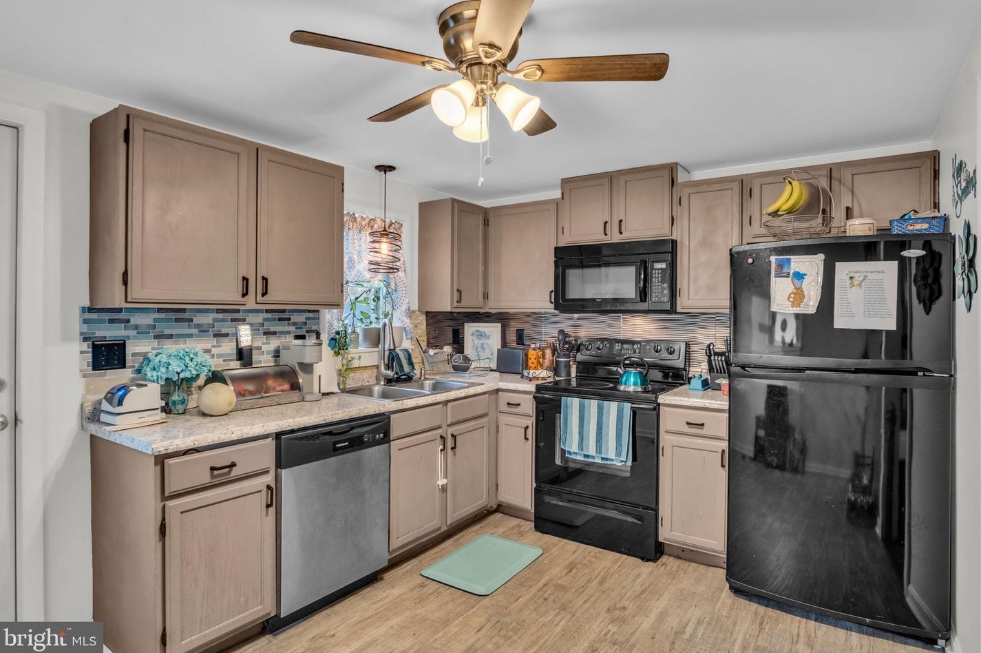 24 Laurel St, Harrisburg, PA 17109