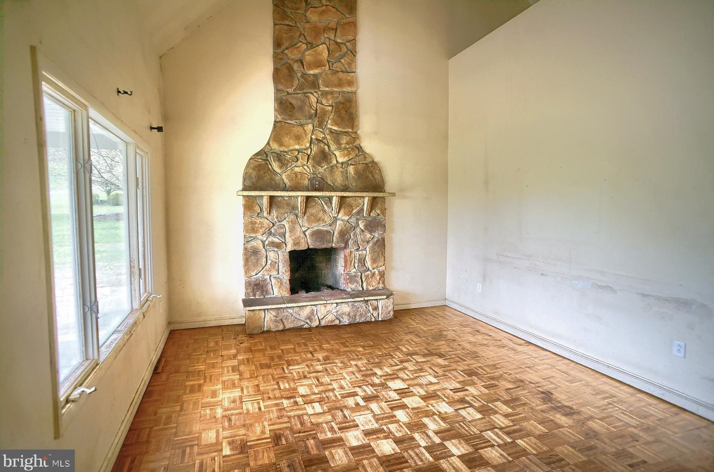 1711 Fulton Rd, Water Gap, PA 17018-9781
