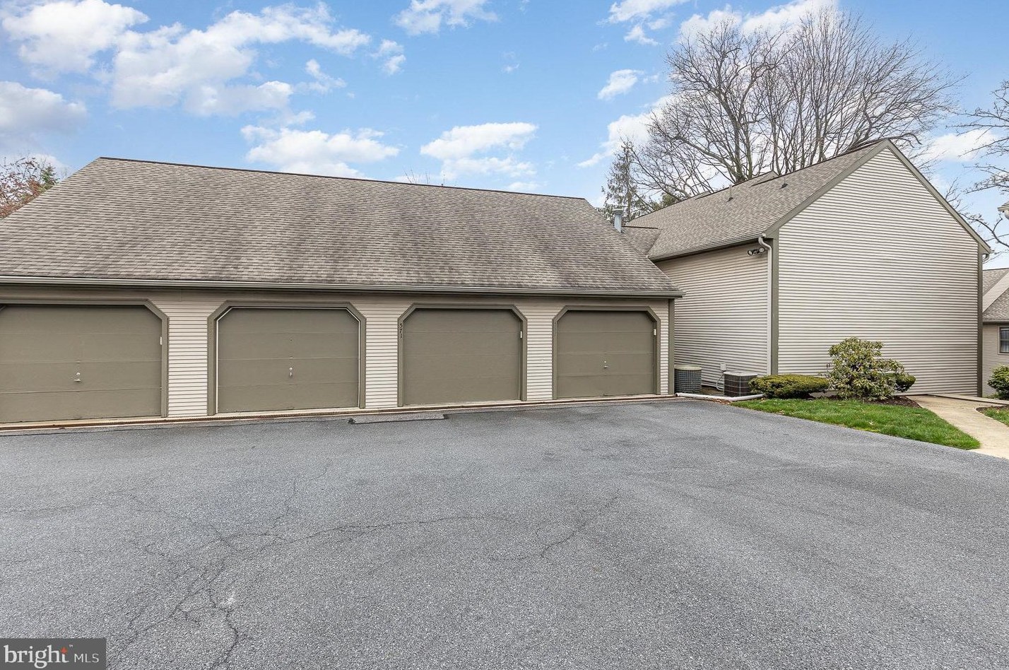 571 Roslaire Dr, Hummelstown PA  17036-9165 exterior