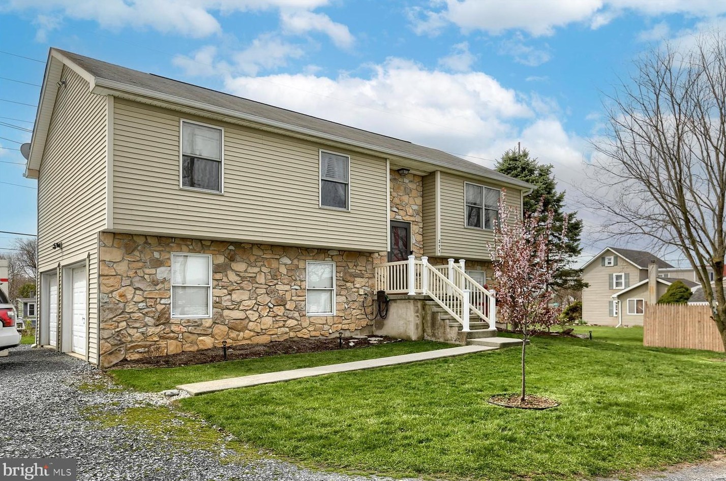 211 N East St, Hummelstown, PA 17036