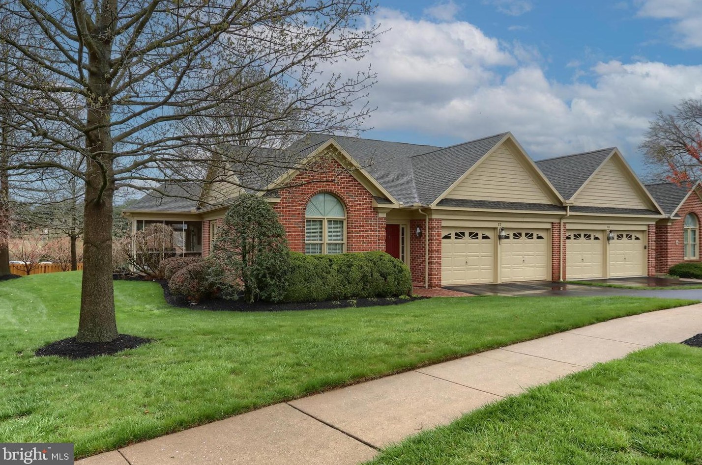 17 Almond Dr, Swatara, PA 17033-1760