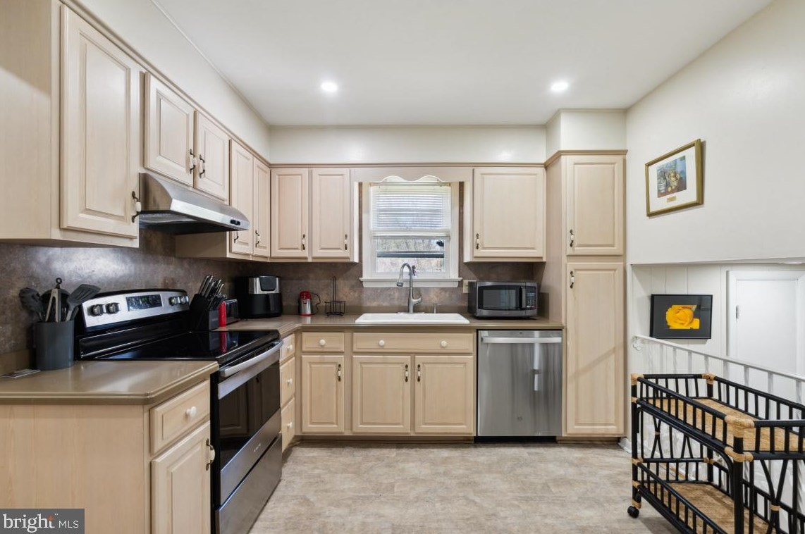 204 Fairville Ave, Harrisburg PA  17112-9463 exterior