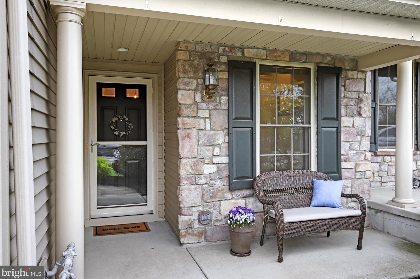 755 Creekside Dr, Hummelstown, PA 17036-7059