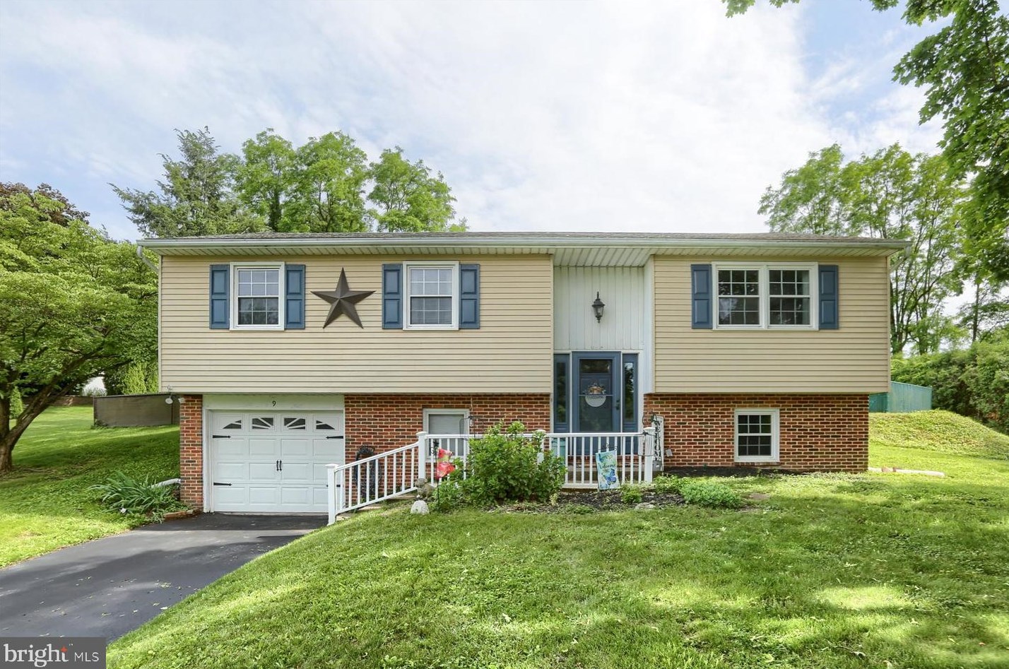 9 Cheltenham Dr, Hummelstown, PA 17036-9253