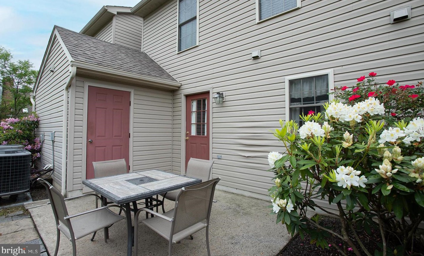 320 Woodland Vw Ct, Harrisburg PA  17110-3938 exterior