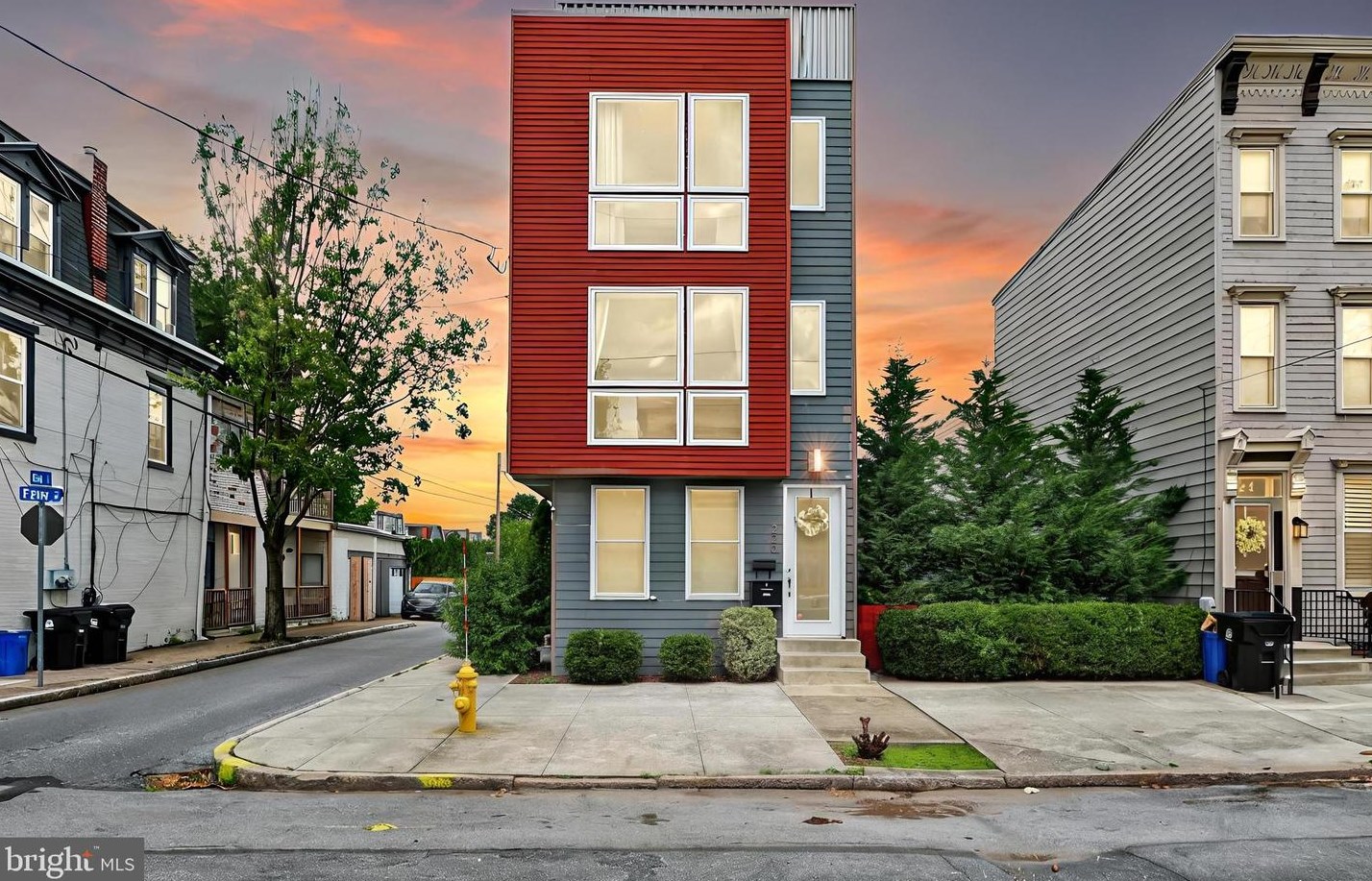 220 Peffer St, Harrisburg, PA 17102-2112