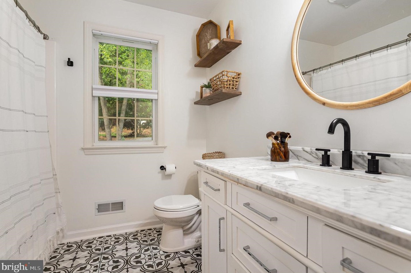 664 Winding Ln, Harrisburg PA  17111-2338 exterior