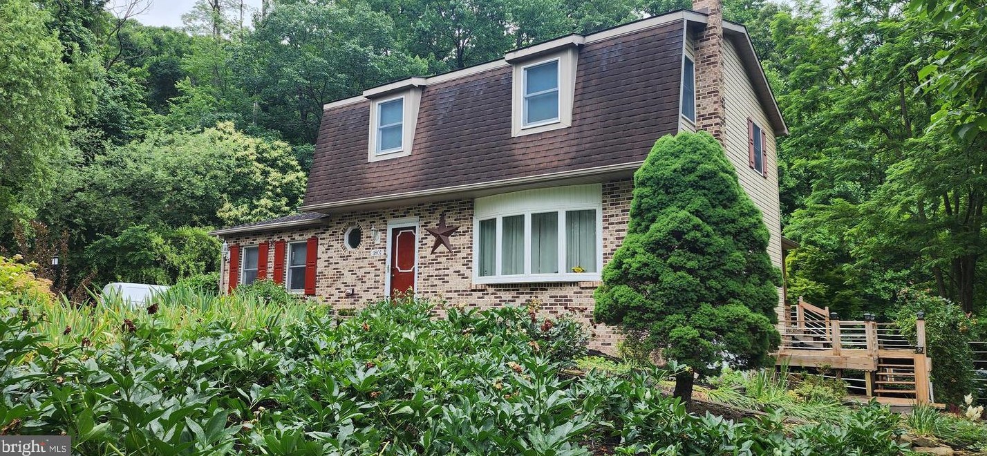1801 Garber Ln, Water Gap, PA 17018-9445