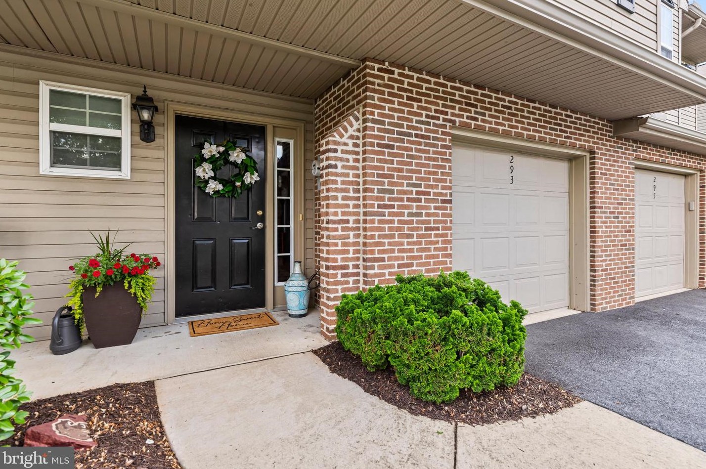 293 Thrush Dr, Hummelstown, PA 17036