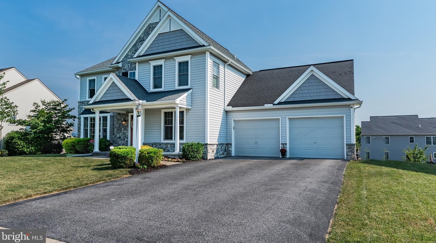 332 Goldfinch Ln, Hummelstown, PA 17036
