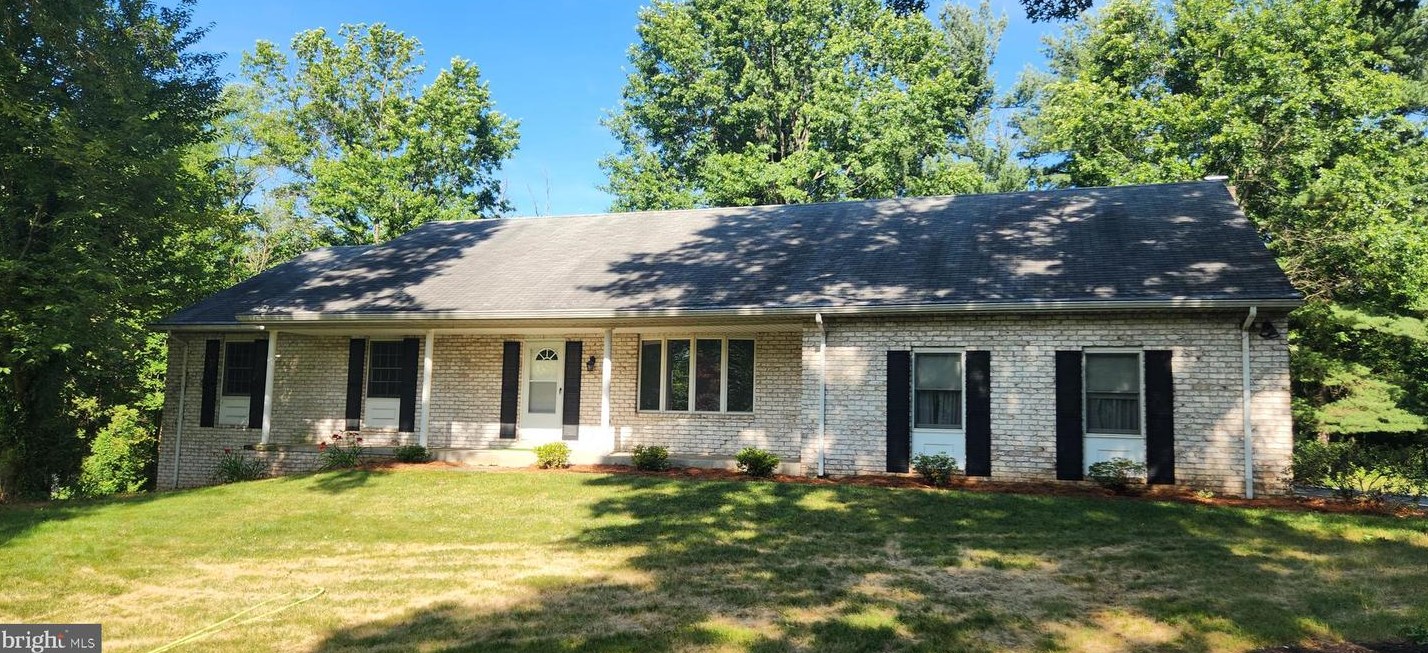 1068 Twin Lakes Dr, Harrisburg, PA 17111