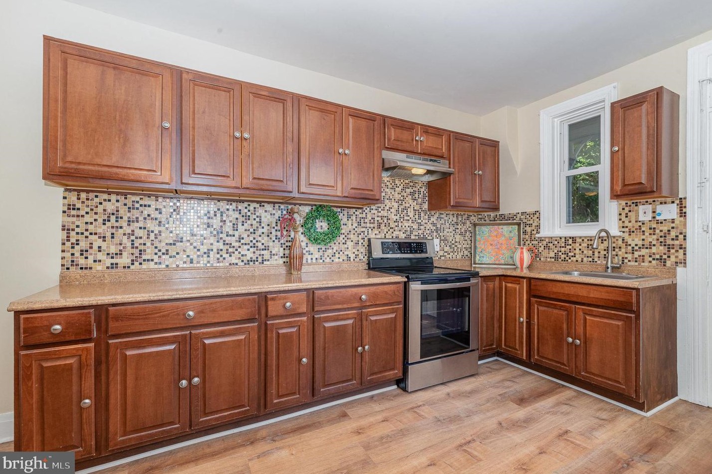 652 Emerald St, Harrisburg PA  17110-2432 exterior