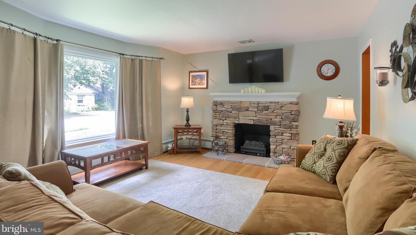 291 Birch Ln, Hummelstown, PA 17036