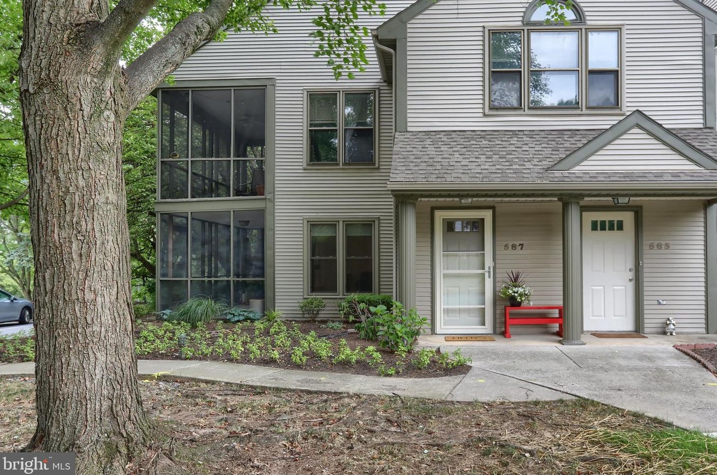 587 Roslaire Dr, Hummelstown, PA 17036
